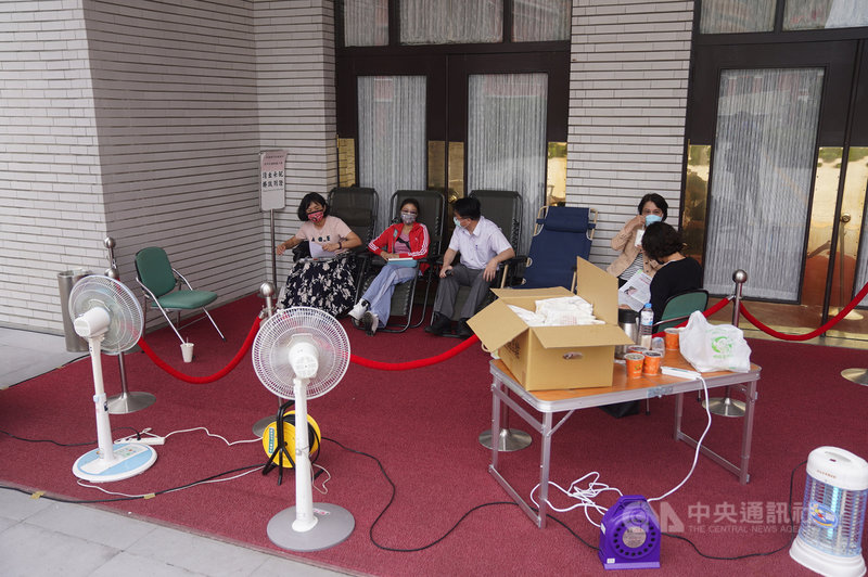 由於國民黨立法院黨團揚言週五(15日)院會將有很多動作,為了確保議事順利進行,民進黨立委從13日晚間就開始排班,提早36小時守議場大門。中央社記者徐肇昌攝 110年10月14日