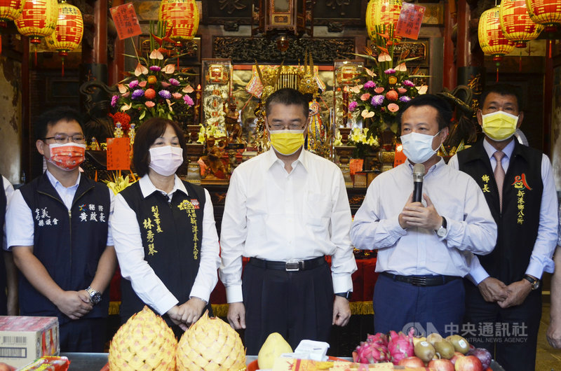 內政部長徐國勇(中)14日上午至嘉義新港奉天宮參拜,感謝媽祖庇佑這3年讓颱風都未造成台灣重大損害。嘉義縣長翁章梁(右2)等人陪同。中央社記者蔡智明攝 110年10月14日
