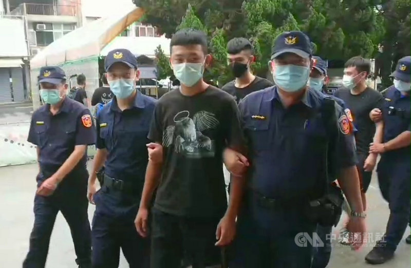 一群人疑因債務糾紛發生爭吵,14日相約在彰化縣芬園鄉環保公園談判,進而爆發鬥毆,警方啟動快打部隊壓制,將13人帶回警局法辦。(民眾提供)中央社記者蕭博陽彰化縣傳真 110年10月14日