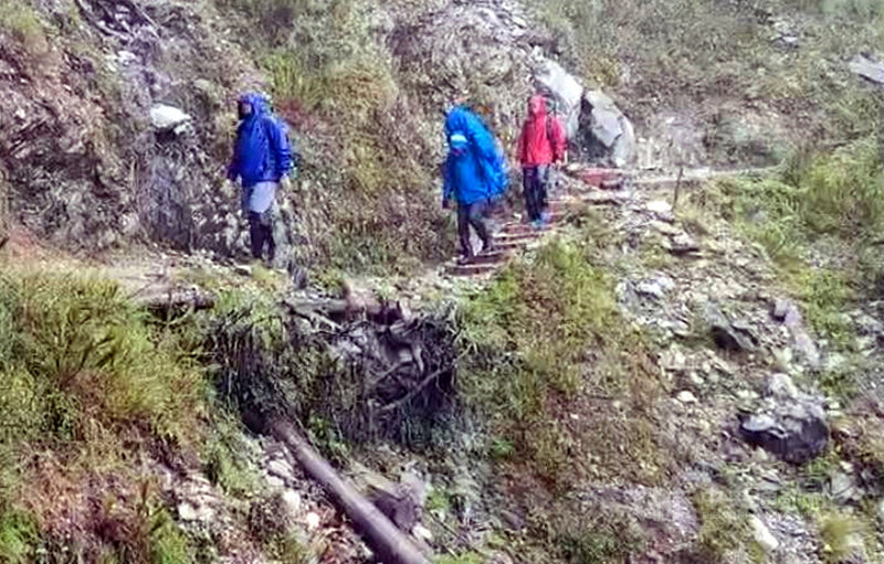 陳姓山友日前攀登南二段碰上颱風圓規外圍環流襲台,在三叉山高山症發作死亡;台東縣員警和高山協作冒雨上山,經2天翻山越嶺輪流將遺體揹下山,14日抵達向陽遊樂區登山口,將遺體交給家屬。(台東縣警局關山分局提供)中央社記者盧太城台東傳真 110年10月14日