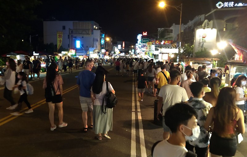 為振興買氣,嘉惠夜市、餐飲業及商展等攤商及業者,屏東縣政府推出8萬8888份屏東券,每份面額新台幣200元。圖為9日晚間墾丁大街。(恆春警分局提供)