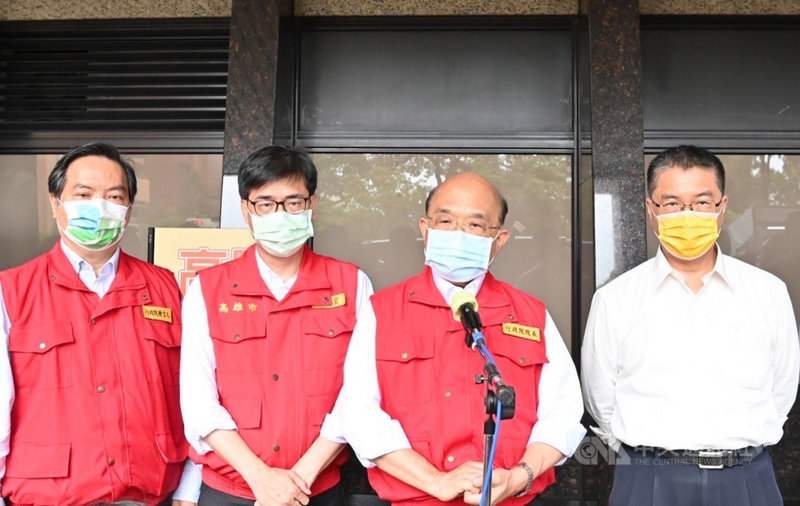 行政院長蘇貞昌(右2)14日在高雄市長陳其邁(左2)與內政部長徐國勇(右1)、行政院發言人羅秉成(左1)陪同下,探視「城中城」火災傷患,也盼盡速將傷害減到最低。(行政院提供)中央社記者賴于榛傳真 110年10月14日