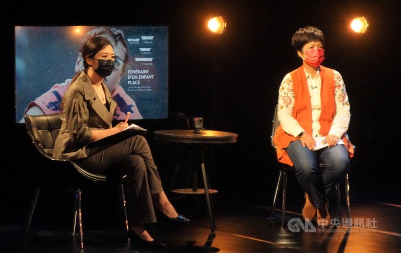 「公視主題之夜SHOW」本週播出紀錄片「寄養男孩」,映後論壇以「你願意成為寄養家庭嗎?」為題,精神科醫師鄧惠文(左)、台灣運動好事協會秘書長索非亞(劉柏君)(右)出席與談。(公視提供)中央社記者葉冠吟傳真 110年10月14日