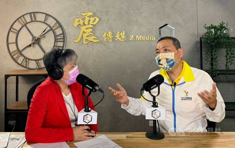 新北市長侯友宜(右)14日接受直播節目主持人黃光芹(左)訪問時表示,人生最重要的不是選舉,是能為這塊土地做什麼。對的事都可以攜手合作。(震傳媒提供)中央社記者黃旭昇新北傳真 110年10月14日