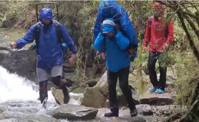 陳姓山友日前攀登南二段碰上颱風圓規外圍環流襲台,在三叉山高山症發作死亡;台東縣員警和高山協作冒雨上山,經2天翻山越嶺輪流將遺體揹下山,14日順利將遺體交給家屬。(台東縣警局關山分局提供)中央社記者盧太城台東傳真 110年10月14日