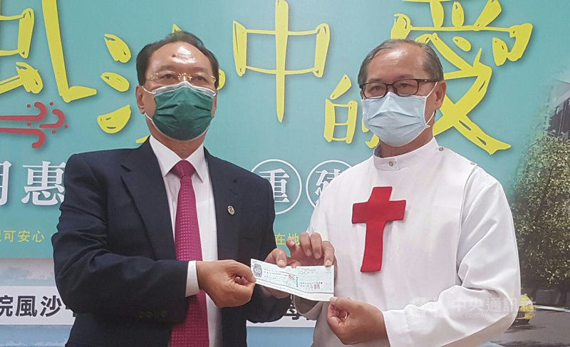 澎湖鄉親陳合泰(左)慨捐新台幣500萬元給馬公惠民醫院作為重建基金,盼藉此拋磚引玉,讓更多出外澎湖人響應這項活動,讓醫院重建順利。14日由惠民醫院韓國乾修士(右)代表受贈。中央社 110年10月14日