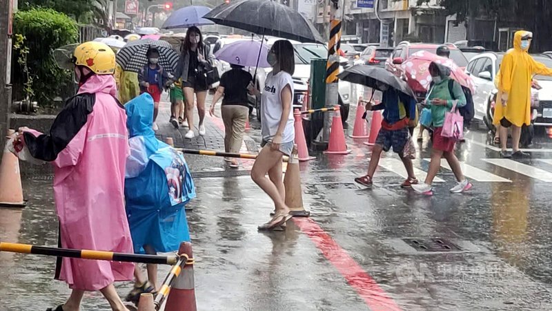 颱風圓規外圍環流影響,台東大雨不斷,14日上午雨勢未歇,為學童上學帶來不便。中央社記者盧太城台東攝 110年10月14日