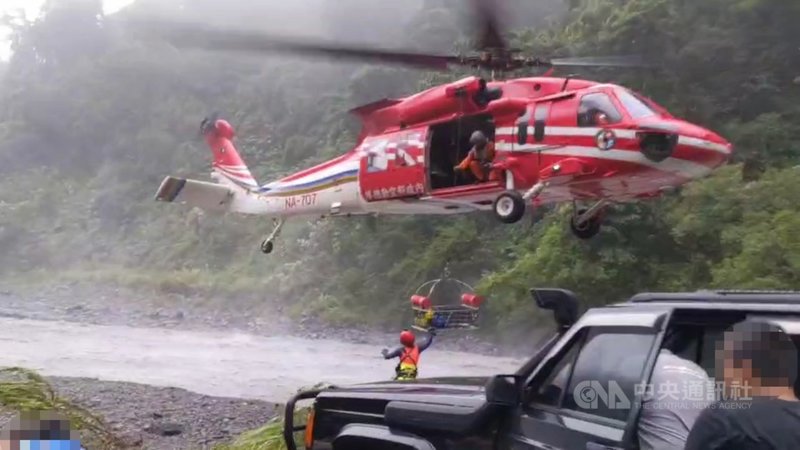 13名遊客日前到宜蘭縣大同鄉石門溪野營,因溪水暴漲受困,空勤總隊直升機14日順利將13名受困民眾吊掛至羅東綜合運動場,經救護人員評估後,無人受傷,不需送醫,民眾自行返家。(空勤總隊提供)中央社記者王朝鈺傳真 110年10月14日