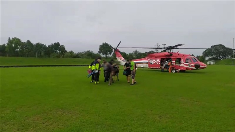 遊客一行13人日前到宜蘭縣大同鄉石門溪野營,因溪水暴漲受困,空勤總隊直升機14日上午順利將13名受困民眾吊掛至羅東綜合運動場,經救護人員評估後,不需送醫,民眾自行返家。(讀者提供)中央社記者王朝鈺傳真 110年10月14日