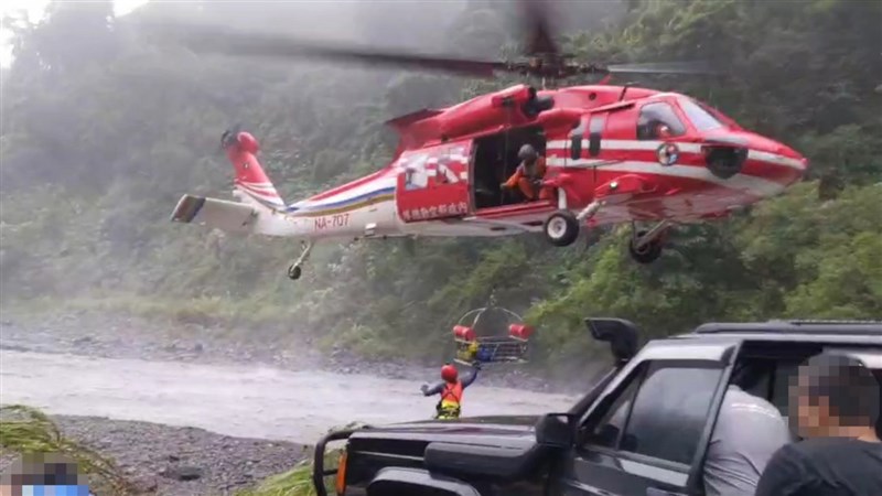 13名遊客日前到宜蘭縣大同鄉石門溪野營,因溪水暴漲受困,空勤總隊直升機14日順利將13名受困民眾吊掛至羅東綜合運動場,經救護人員評估後,無人受傷,不需送醫,民眾自行返家。(空勤總隊提供)中央社記者王朝鈺傳真 110年10月14日