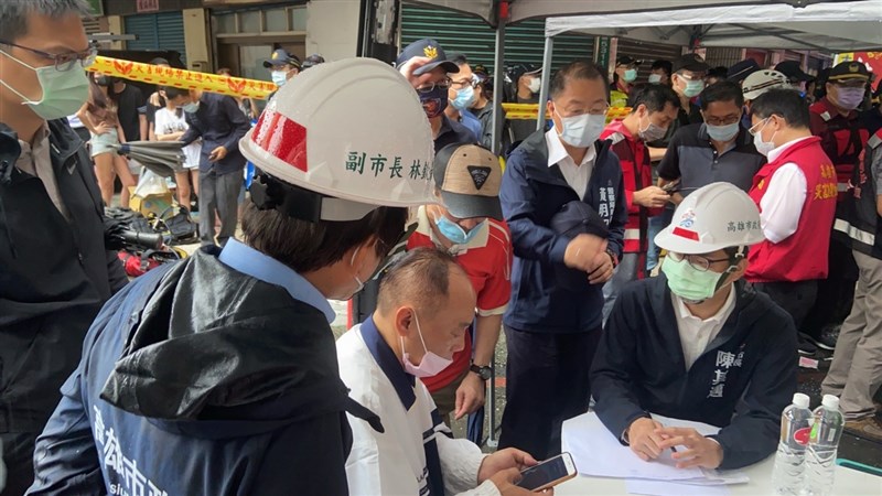 高雄市長陳其邁(前右)趕赴火警現場了解情況;並表示,目前先逐戶、逐樓清查,到底是不是還有受困民眾。(民眾提供)中央社記者蔡孟妤傳真 110年10月14日