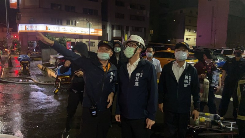 高雄市長陳其邁(前中)取消上午行程,趕赴火警現場了解情況。(民眾提供)中央社記者蔡孟妤傳真 110年10月14日