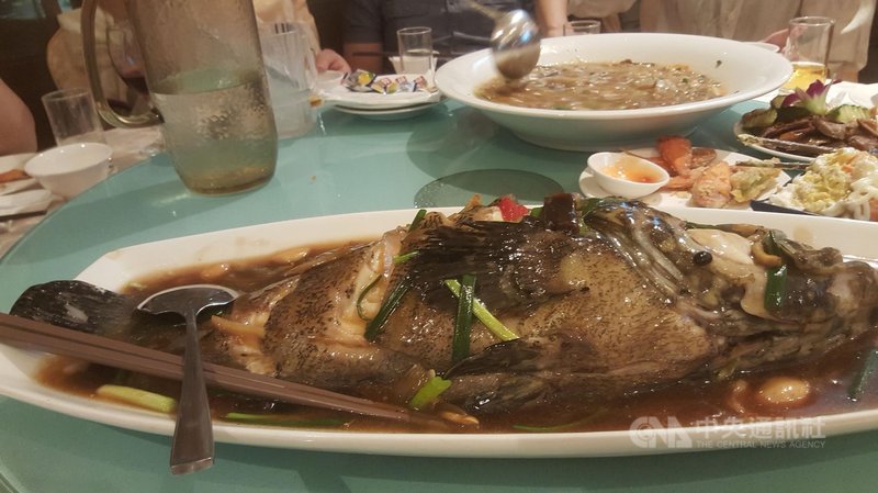澎湖縣政府搶攻秋冬旅遊市場推出「戀戀海味澎湖美食假期」,結合主題活動「海鮮一條街」,有多家餐廳提供精緻美食與生猛海鮮大菜。中央社 110年10月14日