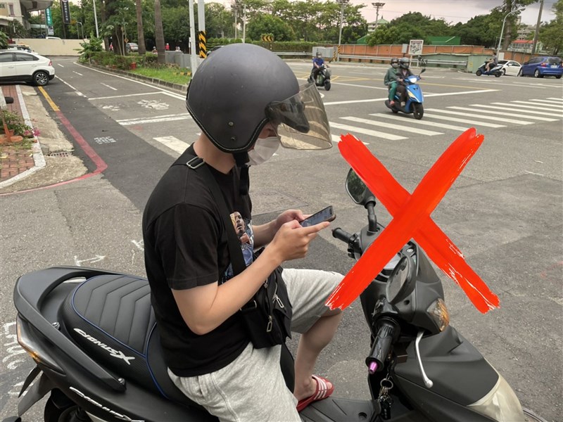 新北市政府交通事件裁決處14日表示,不少駕駛人在停等紅燈時,習慣性拿出手機滑一下,已觸犯道路交通管理處罰條例。(新北市交通事件裁決處提供)中央社記者沈佩瑤新北傳真 110年10月14日