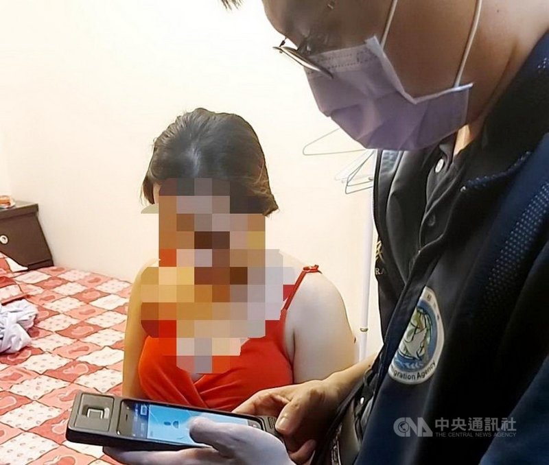 移民署嘉義縣專勤隊5月在民雄破獲應召站,查獲蔡姓主嫌與集團成員共7名,及6名從事性交易外籍女子。(嘉義縣專勤隊提供)中央社記者蔡智明傳真 110年10月14日