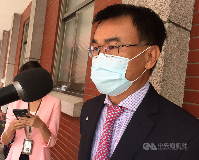 雲林縣斗南鎮農民自救會13日控告農委會主委陳吉仲等官員非法妨害農會總幹事選舉。陳吉仲(圖)14日上午在立法院接受媒體聯訪時,對此事件表示,農委會將積極研擬修法,遏止農會選舉發生賄選。中央社記者楊淑閔攝 110年10月14日