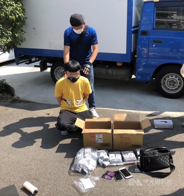 苗栗警方14日表示,販毒集團主嫌27歲陳姓男子(前)日前在苗栗市準備交易時,遭警方圍捕,因不熟地形駕車逃入死巷落網,當場查扣大量毒品果汁包。(警方提供)中央社記者管瑞平傳真 110年10月14日