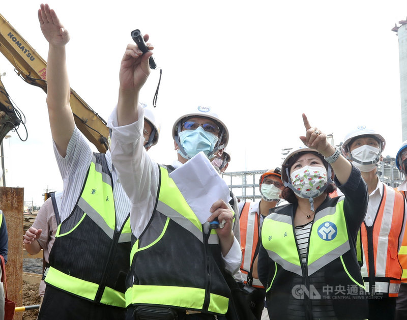 勞動部長許銘春(前右)14日率隊勞檢大潭電廠,發現有開口護欄缺失等22項次違規,總計開罰新台幣27萬元、2處停工。中央社記者張皓安攝 110年10月14日