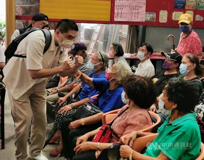 國民黨前立委謝國樑(前左)14日宣布將投入下屆基隆市長選舉,除打造基隆成為「亞洲最有愛的城市」,也將利用創新思維,為下一代創造新未來。(謝國樑辦公室提供)中央社記者王朝鈺傳真 110年10月14日