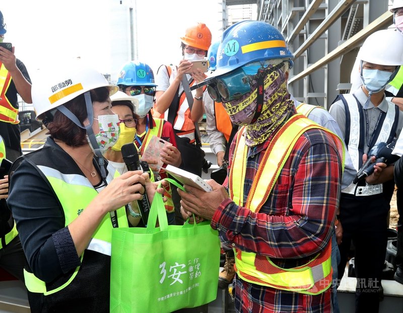 勞動部長許銘春(前左)14日率隊前往大潭電廠執行勞檢,關心移工的工作及生活狀況,並贈送囗罩給移工。中央社記者張皓安攝 110年10月14日