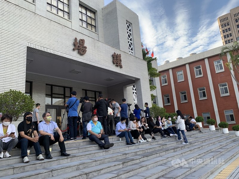 國民黨立委鄭麗文日前質詢行政院長蘇貞昌時,雙方爆發爭執。為確保立法院議事順暢,民進黨立委13日晚上就在議場前排隊,並在15日上午6時左右集合,7時搶先進入議場。中央社記者林育瑄攝 110年10月15日