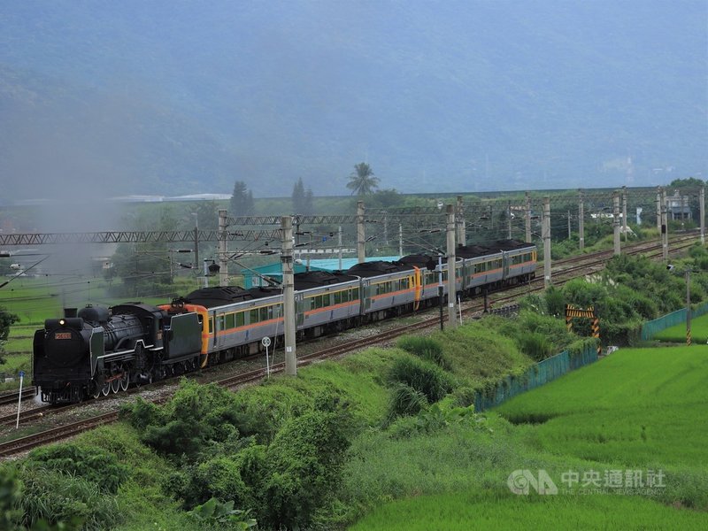 台鐵局15日表示,受鐵道迷期待的「仲夏寶島號」蒸汽列車將在20日上午10時開放民眾訂購3趟次行程。(台鐵局提供)中央社記者余曉涵傳真 110年10月15日