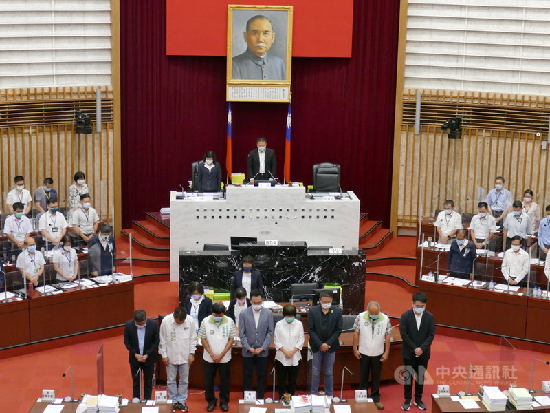 高雄「城中城」大火造成嚴重死傷,高雄市議會15日上午舉行工務部門質詢,開議前為罹難者默哀。(高雄市議會民進黨團提供)中央社記者洪學廣傳真 110年10月15日
