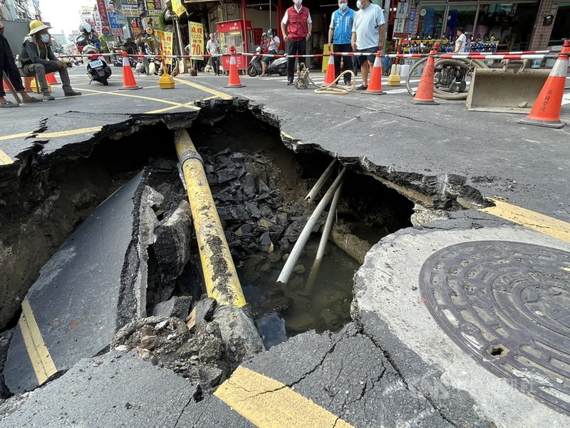新北市消防局15日下午獲報,指三重區福德北路與長元街交叉路口發生道路塌陷,消防人員隨即到場警戒,警方也派員拉起封鎖線,現場封閉1線道、維持2線道通行。(新北市工務局提供)中央社記者沈佩瑤新北傳真 110年10月15日