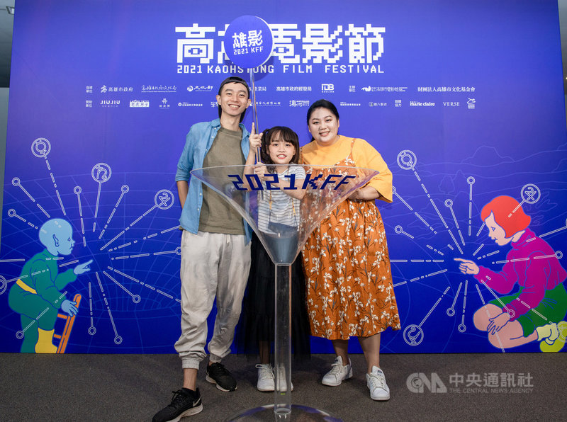 2021高雄電影節15日開幕,新銳導演林亞佑(左)執導開幕短片集「隔離丁尼」中的「居家防疫日記」,邀請演員和劇組人員拍攝疫情生活,演員蔡嘉茵(右)透露,因為記錄疫情生活,不只拉近人與人的距離,也更思考人生對自己的意義。(高雄電影節提供)中央社記者王心妤傳真 110年10月15日