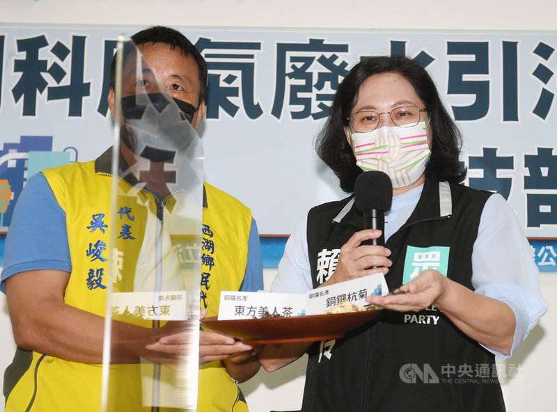 民眾黨立委賴香伶(右)、西湖鄉民代表吳峻毅(左)15日在立法院舉行記者會,針對苗栗銅鑼科學園區擴大範圍產生廢水、廢氣汙染,竹科管理局應提出工業廢水設置專管排放至外海的可行性評估計畫,並輔導廠商設置合格廢氣處理設備,降低對農業與生態的衝擊以及人體的危害。中央社記者施宗暉攝 110年10月15日
