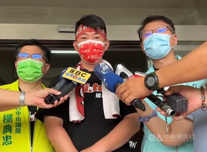 高雄鹽埕區城中城大樓大火死傷慘重,來自高雄的台灣基進立委陳柏惟(中)15日持續「100小時民主最後一哩路」活動,他受訪表示,走完行程是他對選民的承諾跟土地的連結;鹽埕區是他很有感情的地方,已請團隊、在地朋友幫忙關心。(民眾提供)中央社記者趙麗妍傳真 110年10月15日