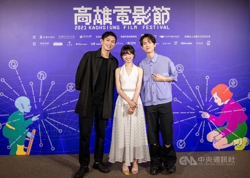 2021高雄電影節15日開幕,新銳導演莊翔安(左)執導開幕短片集「隔離丁尼」中的「我在隔離中」,片中演員陳姸霏(中)、石知田(右)因為曾合作,片場常擦出即興演出的火花。(高雄電影節提供)中央社記者王心妤傳真 110年10月15日