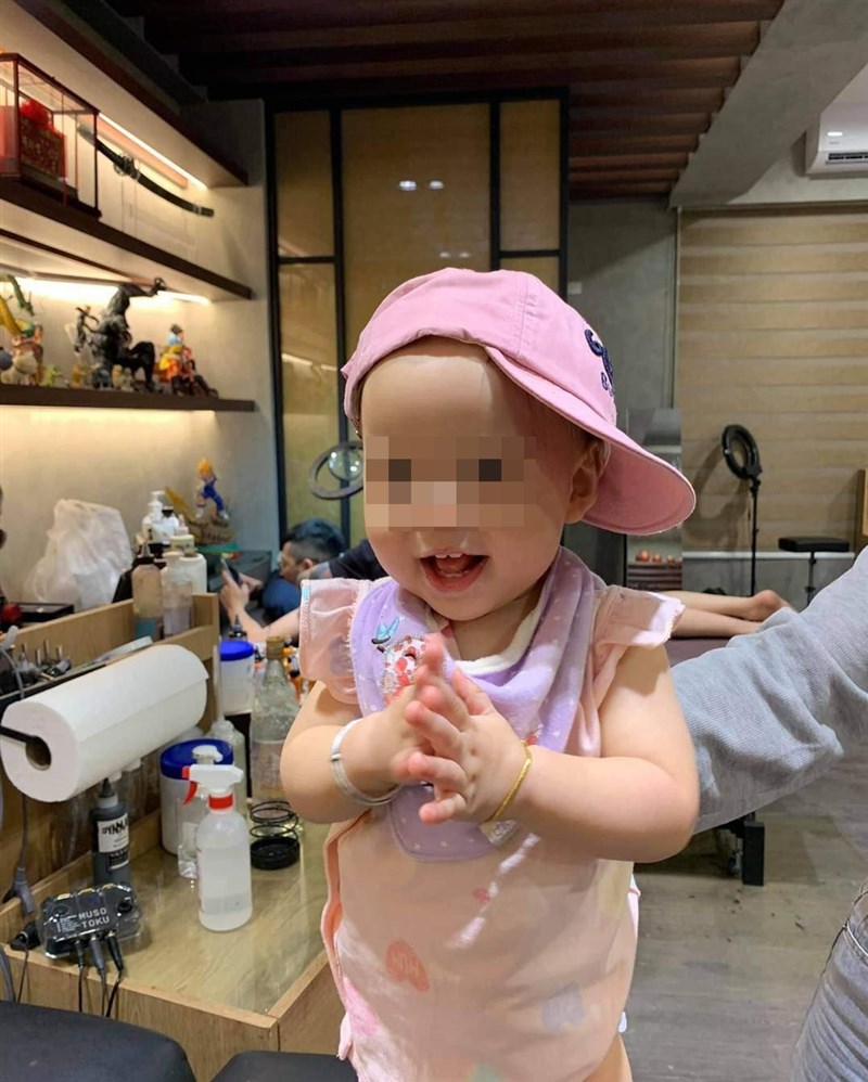 高雄男子將11個月大女嬰托保姆照顧,隔天女嬰疑摔倒,送醫搶救不治。(圖取自facebook.com/hongyi1717)