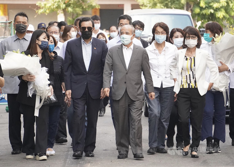 高雄市鹽埕區「城中城」社區14日凌晨大火,釀41人輕重傷、46人死亡慘劇,起火原因仍待查明。前總統馬英九(前左2)、前立法院長王金平(前左3)等人15日下午親自前往事故現場獻花哀悼。中央社記者董俊志攝 110年10月15日