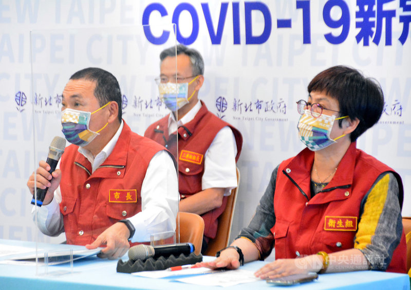 新北板橋的劉宜光診所為市民接種AZ疫苗,登錄時卻誤植為過期批號,經通知後已修正,衛生局副局長高淑真(右)15日指出,並沒有市民接種過期疫苗情形,也不影響民眾權益。前左為新北市長侯友宜。中央社記者黃旭昇新北市攝 110年10月15日