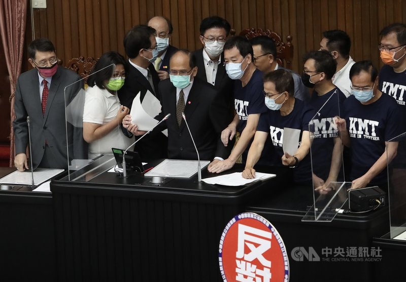 國民黨立委15日在立法院會提出多案臨時動議表決,民進黨立委則提議不處理第一案外其他議案,引發國民黨立委不滿衝上台抗議,議事一度中斷。前左3為立法院長游錫堃。中央社記者吳家昇攝 110年10月15日