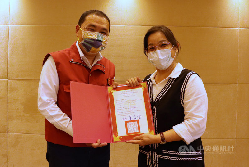 「第一屆新北市語言發展委員會」暨「第五屆新北市原住民族教育審議委員會」聯席會議日前舉行,新北市長侯友宜(左)會中頒發首屆語發會委員聘書給委員潘秀蘭(右)。(新北市原民局提供)中央社記者黃旭昇新北市傳真 110年10月15日