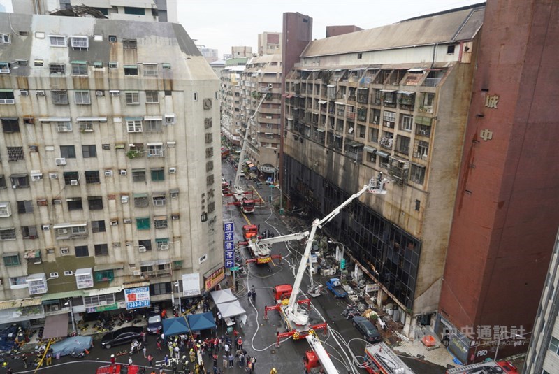 高雄市鹽埕區府北路「城中城」大樓14日凌晨發生火警,火勢於上午7時17分撲滅,消防局到場救援,先逐戶、逐樓清查,瞭解是否還有受困民眾。中央社記者董俊志攝 110年10月14日