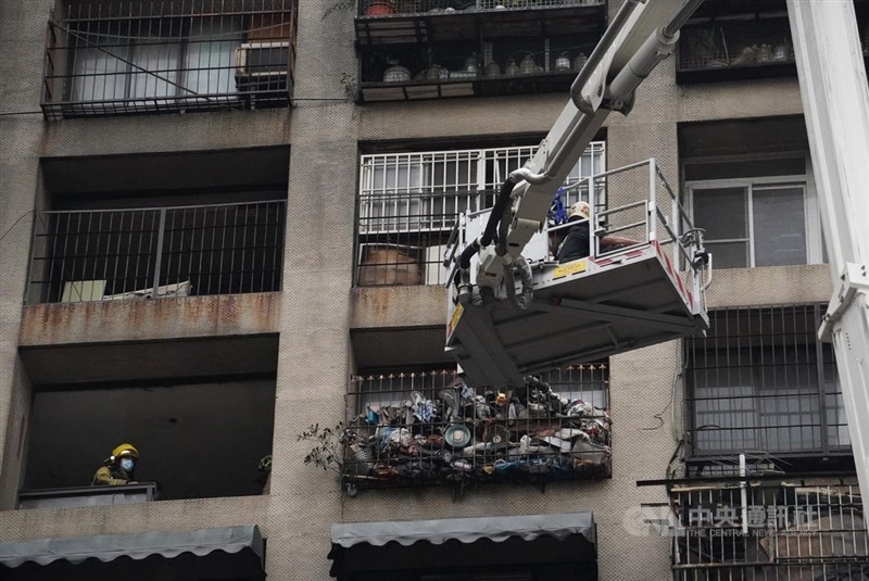 高雄市鹽埕區府北路城中城大樓14日凌晨發生火警,高雄市消防局共出動75車159人趕往現場,一夜灌救,並逐戶、逐樓清查,把受困民眾救出。中央社記者董俊志攝 110年10月14日