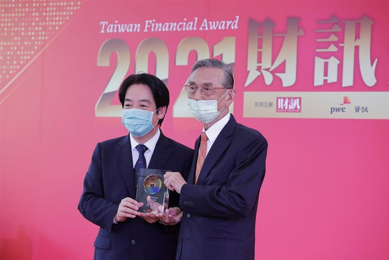副總統賴清德(左)14日出席「2021財訊金融獎頒獎典禮」,並頒發金融奉獻獎給前財政部長邱正雄(右)。(總統府提供)中央社記者葉素萍傳真 110年10月15日