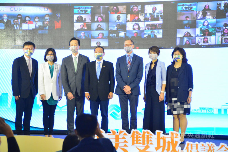 新北市長侯友宜(中)15日與美國矽谷重鎮古柏迪諾市市長保羅(Darcy Paul)透過線上視訊簽署合作意向書,美國在台協會(AIT)商務組長歐德瑞(Brent Omdahl)(右3)、新北市政府教育局長張明文等人出席見證。中央社記者黃旭昇新北攝 110年10月15日