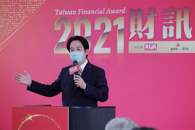 副總統賴清德14日出席「2021財訊金融獎頒獎典禮」,他說,面對未來國際的挑戰,政府會與金融業者站在一起。(總統府提供)中央社記者葉素萍傳真 110年10月15日