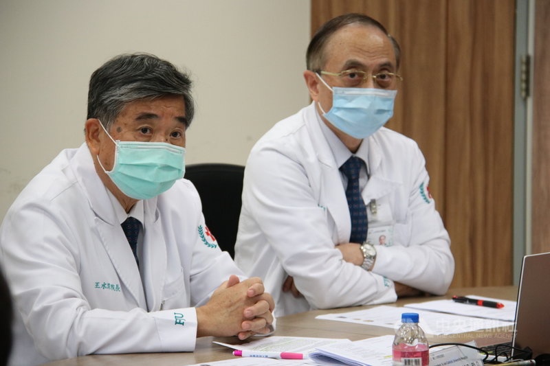 輔大醫院院長王水深(左)與兒科專家、輔大醫院教學副院長洪焜隆(右)認為雙邊會議很有收穫。(輔仁大學醫院提供)中央社記者黃雅詩梵蒂岡傳真 110年10月15日