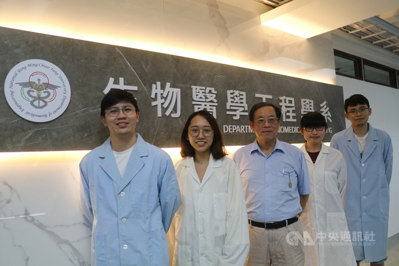 陽明交通大學生物醫學工程系教授鍾次文(左3)率領團隊運用蠶絲萃取出的蛋白加上多巴胺,創造出具備熱感應與抗氧化的藥物貼片,可望應用於治療傷口加速癒合。(陽明交大提供)中央社記者陳至中台北傳真 110年10月15日