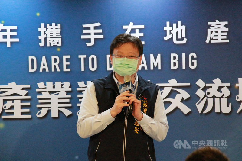 台中市政府15日在台中跨境體驗示範基地,舉辦「青年攜手在地產業」媒合活動,經發局副局長李逸安出席表示,盼藉媒合會讓新創團隊透過業師指導與建議,在創業過程中,減少錯誤嘗試,邁向成功道路。中央社記者蘇木春攝 110年10月15日