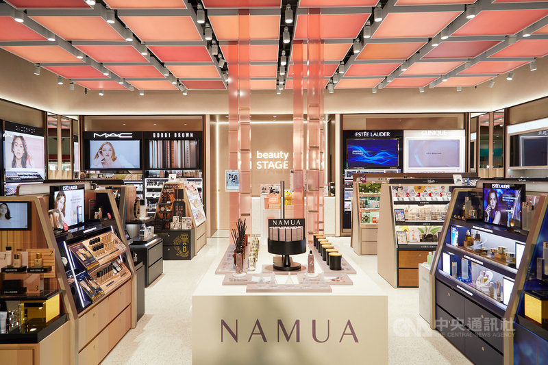 新光三越beautySTAGE美麗台實體店以彩妝圖書館為靈感設計,主打20至35歲年輕客群,15日環球中和店開幕,為首度跨足新北。(新光三越提供)中央社記者曾智怡傳真 110年10月15日