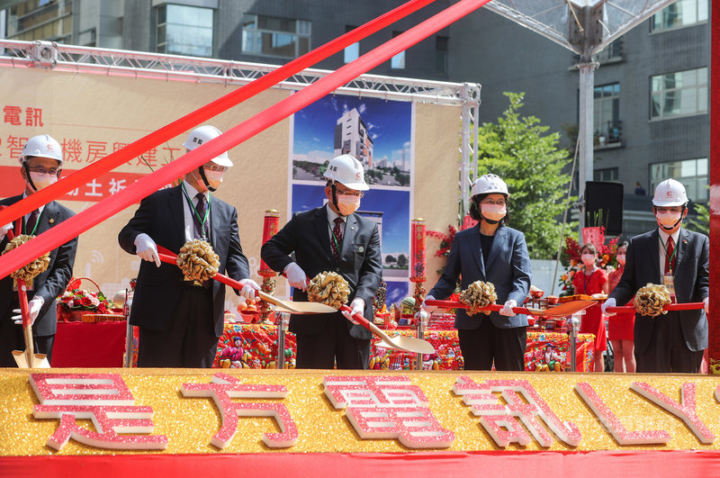 總統蔡英文(右2)15日在台北出席是方電訊LY2智慧機房興建工程動土祈福典禮,與是方電訊董事長吳彥宏(右)、NCC主委陳耀祥(中)、中華電信董事長謝繼茂(左2)、中華電信總經理郭水義(左)等一同執鏟。中央社記者裴禛攝 110年10月15日