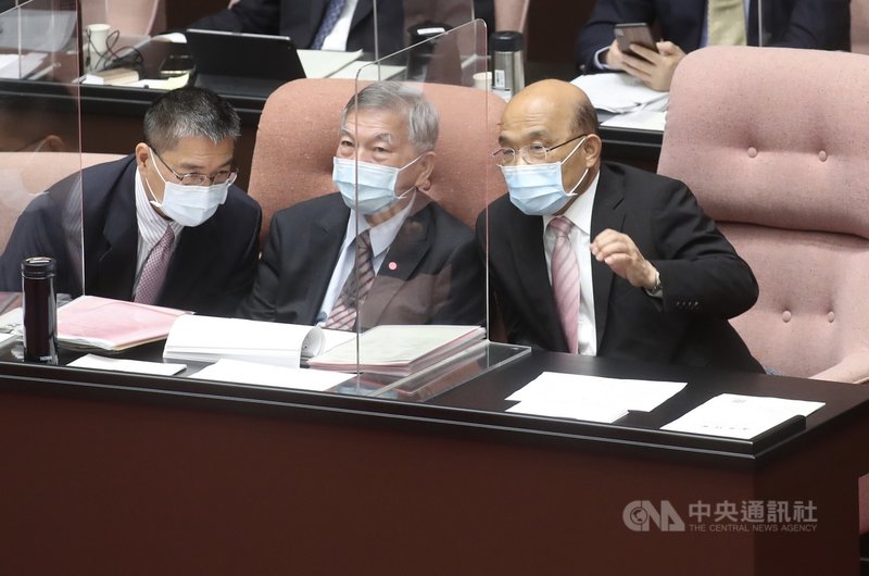 立法院15日舉行院會,行政院長蘇貞昌因國民黨杯葛議事未上台備詢。圖為蘇貞昌(右)在台下與行政院副院長沈榮津(中)、內政部長徐國勇(右)交換意見。中央社記者吳家昇攝 110年10月15日