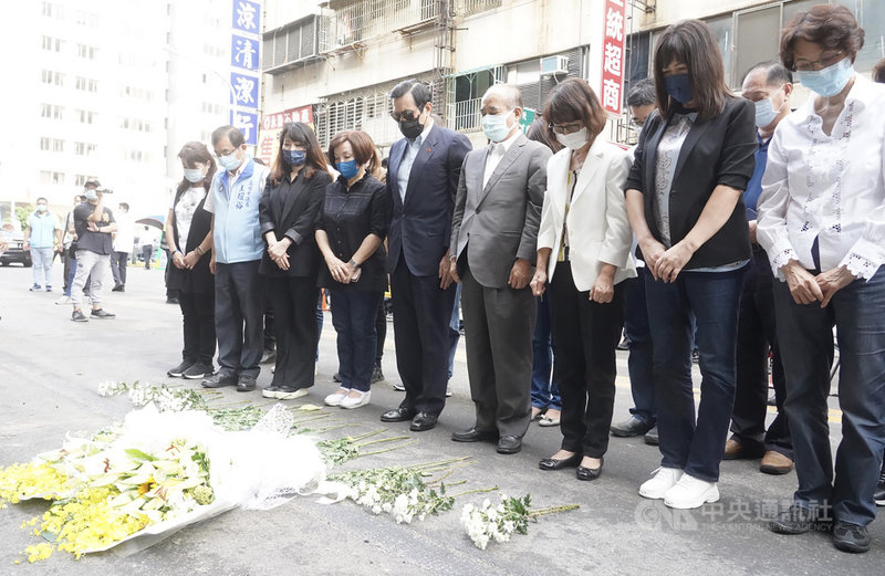 高雄城中城大火釀46死慘劇,前總統馬英九(前右5)、前立法院長王金平(前右4)及高雄市議會國民黨團等人15日下午一同前往現場獻花致意,並為往生者默哀。中央社記者董俊志攝 110年10月15日