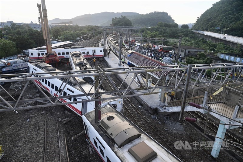民國107年台鐵6432次普悠瑪翻車事故,造成18死、200多人傷。(中央社檔案照片)